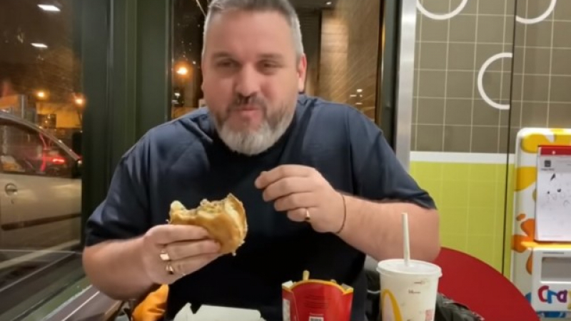 Мъж закопа Big Mac в градината на приятел, а след година изяде