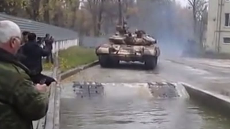 Руснаци юркат танк като спортен автомобил  ВИДЕО