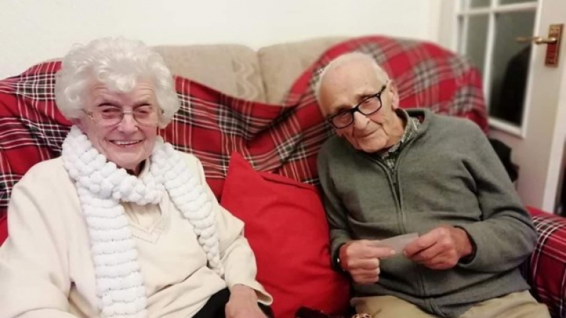 Мъж на 89 г. гледа как жена му на 90 г. умира, след като оцеля при двойно самоубийство