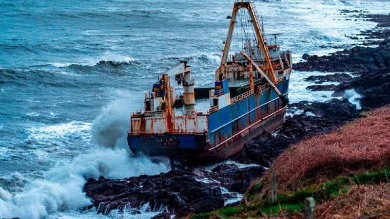 Бурята „Денис“ изхвърли призрачен кораб на най-неочаквано място ВИДЕО