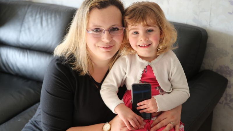 Двегодишно момиченце спаси майка си от смърт чрез Facebook СНИМКИ