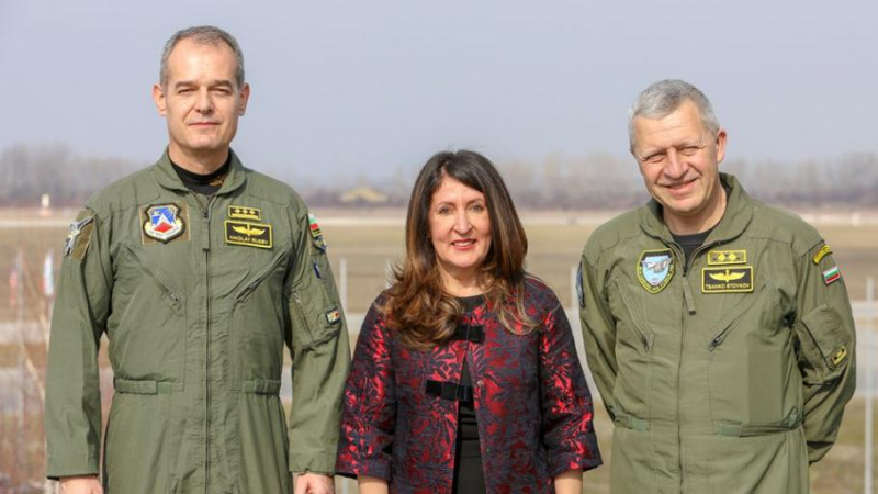 Херо Мустафа посети бъдещия дом на българските F-16 СНИМКИ