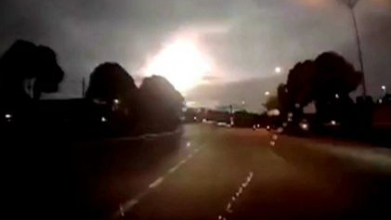 Зрелище! Метеорит избухна в небето над Малайзия ВИДЕО