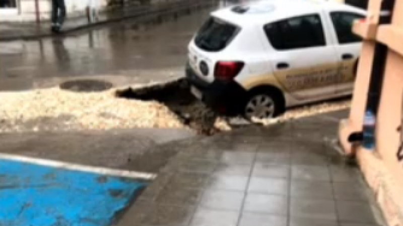 След ремонт: Кола пропадна в дупка в центъра на Русе ВИДЕО