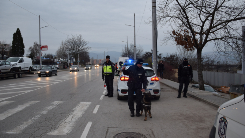 Спецоперация в Мездра - полицията тараши коли и частни адреси 