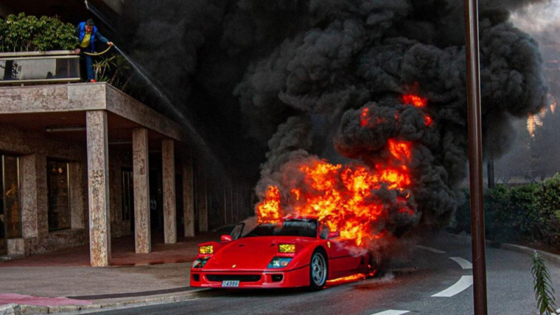 Вижте как ефектно изгоря култово Ferrari F40 по средата на улицата ВИДЕО