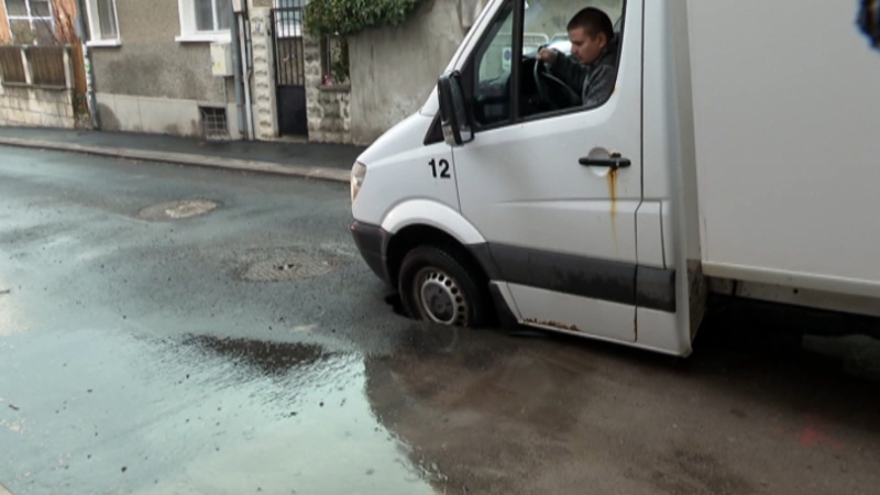 Ужас в Шумен: Коли пропадат в огромни дупки на ремонтиран път