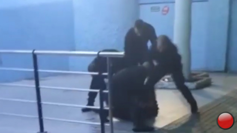 Охранители пребиха жестоко момче пред дискотека в Хатива ВИДЕО
