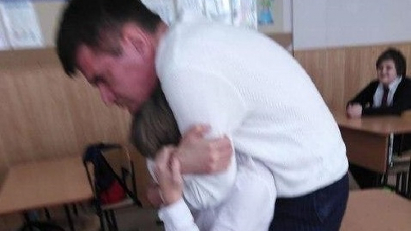 Учител побесня в час и опита да удуши шестокласник ВИДЕО 18+