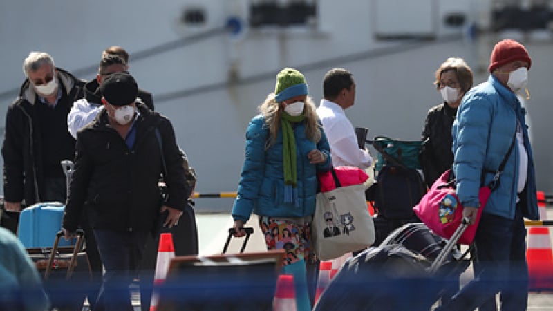 Пътници от поставения под карантина лайнер Diamond Princess слизат на сушата без проверка 
