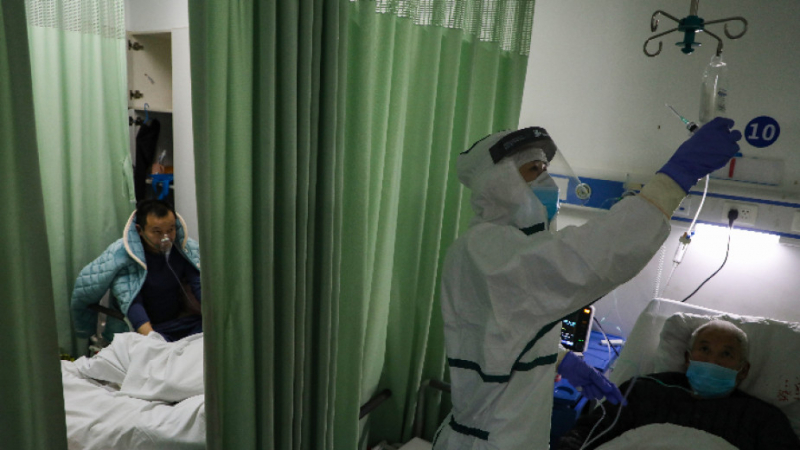 Броят на заразените намалява в Китай и се увеличава по света