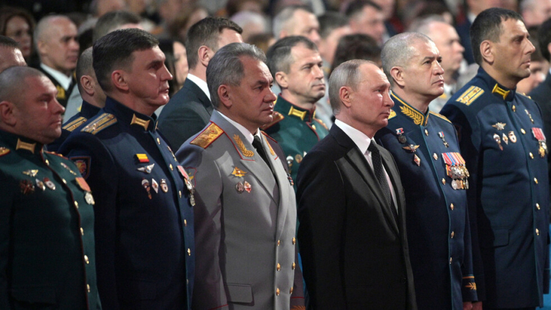 Путин обеща свръхмодерни оръжия за армията и флота СНИМКИ