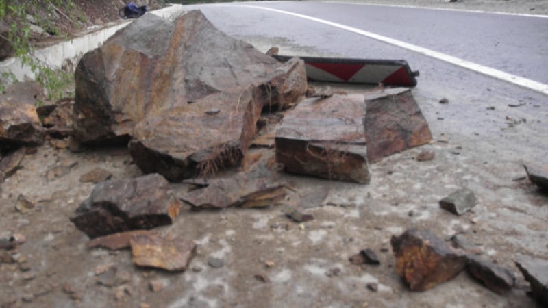 Камък падна на пътя Асеновград-Смолян и стана голяма беля с кола 