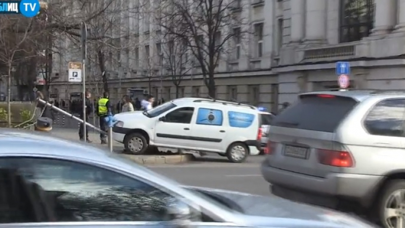 БЛИЦ TV: Шофьор яхна с баничарката си стълб на пъпа на София 