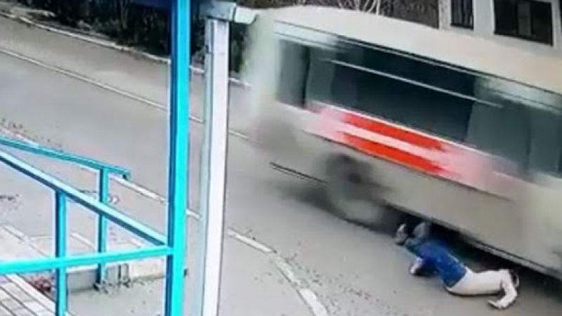 Чудо: Жена с втори живот, след като падна под автобус и оцеля ВИДЕО 
