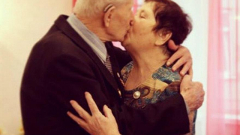 Любов ли бе да я опишеш: 95 г. младоженец се взе със 77 г. булка ВИДЕО 