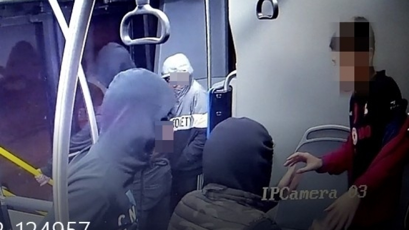 МВР показа СНИМКИ на изродите, съблекли момче в столичен автобус