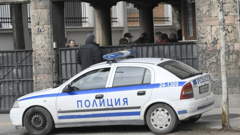 Пак гъмжи от полиция пред дома на Васил Божков в София СНИМКИ