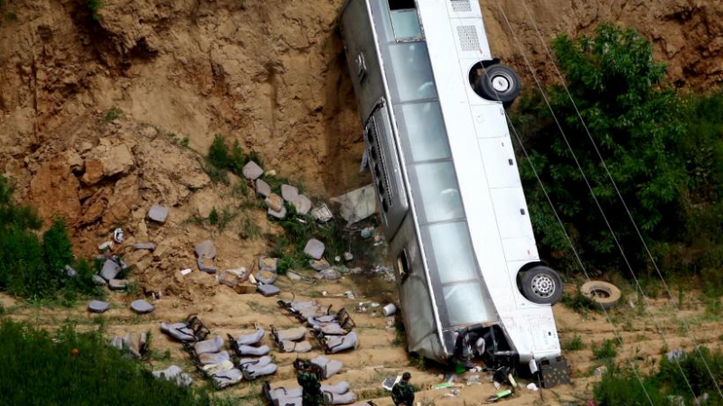 Автобус падна от мост, 24-ма загинаха