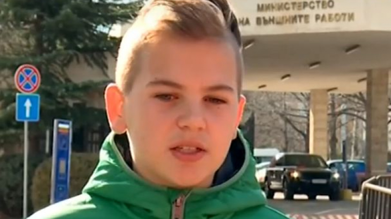 12-годишно момче протестира пред външно министерство, за да си върне бащата ВИДЕО 
