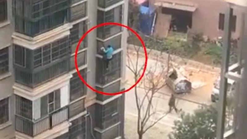 Китайците изтрещяват от карантината, излизат през прозорците и се спускат по стените ВИДЕО 