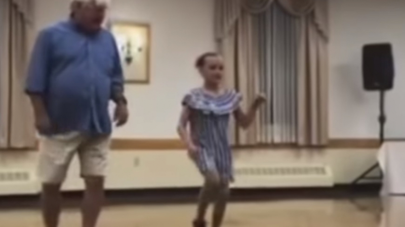 Танц между дядо и внучка стана абсолютен хит ВИДЕО
