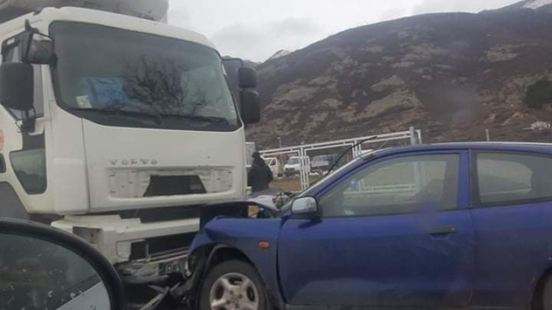 Камион навлезе в насрещното край Карлово, помля коли СНИМКИ