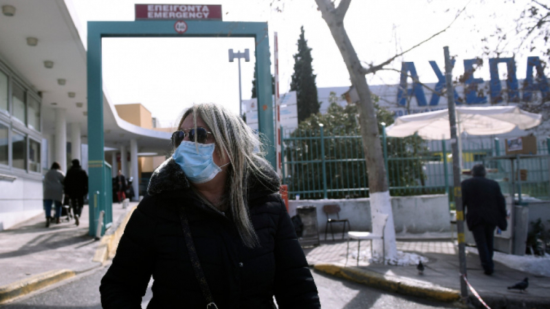 В Гърция е страшно! Още заразени с коронавирус, паникьосани тълпи опразват магазините
