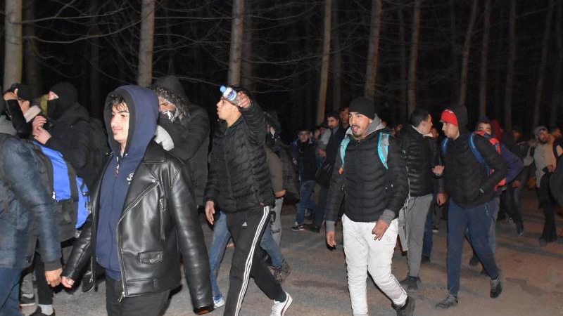 Извънредно: Тумби бежанци вече тръгнаха от Турция към границите с България и Гърция ВИДЕО