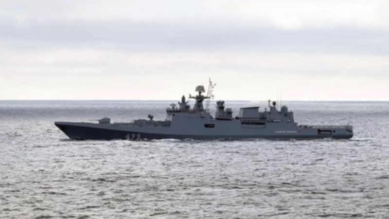 Руски фрегати с ракетна система "Калибър" минават през Босфора