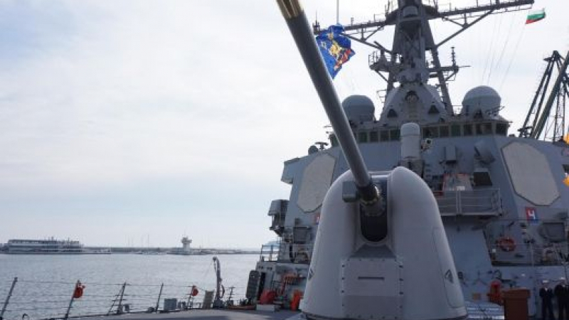 Мощният американски разрушител USS Ross хвърли котва във Варна СНИМКИ