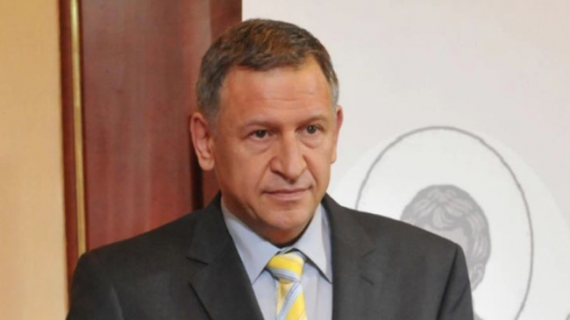 Министър Кацаров с арогантно оправдание за пенсионирането на проф. Кантарджиев