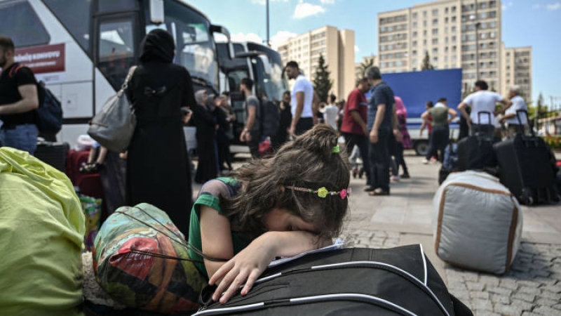 Вълната тръгва! Бежанците готвят кервани от автобуси, за да стигнат до границите на ЕС