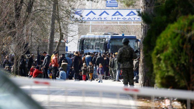 Битката започна! Гръцки граничари разплакали орда бежанци