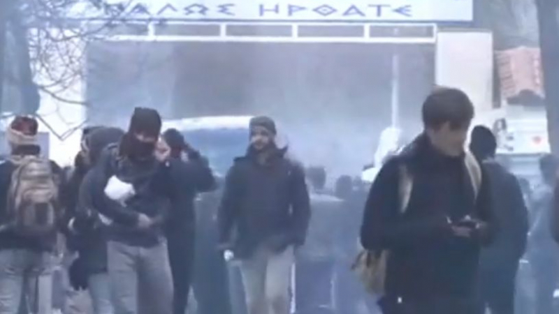 НА ЖИВО от границата: Гърците спират щурм на мигранти с шокови гранати и сълзотворен газ СНИМКИ