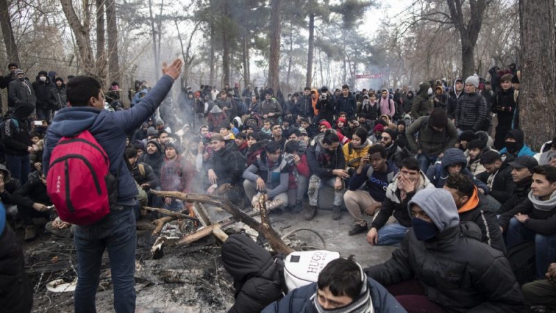 Ужас: Мигрантски център в Гърция пламна с COVID-19