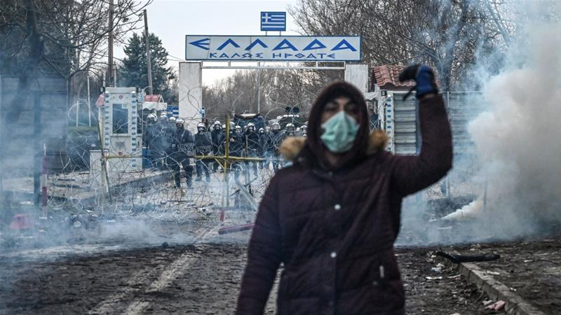 На гръцко-турската граница е страшно! Полицията стреля по бежанци, прииждащи на талази! ВИДЕО