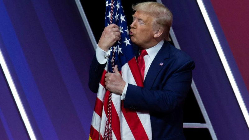 Тръмп разцелува и прегърна... знамето на САЩ! ВИДЕО