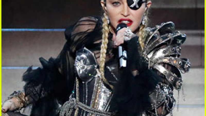 Мадона претърпя ужасяващ инцидент по време на концерт 