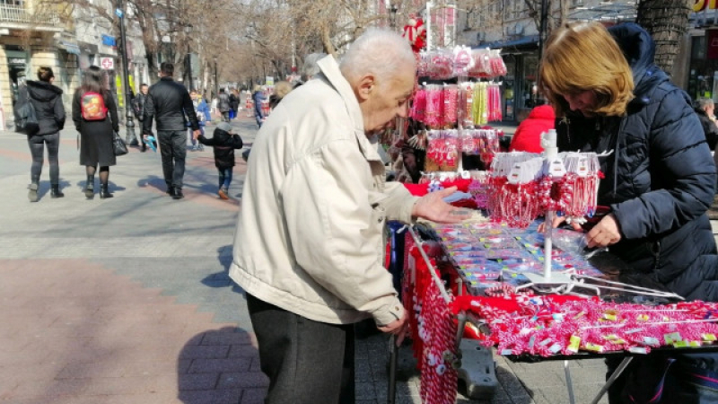 Продавачка на мартеници трогна цялата Главна в Пловдив СНИМКИ