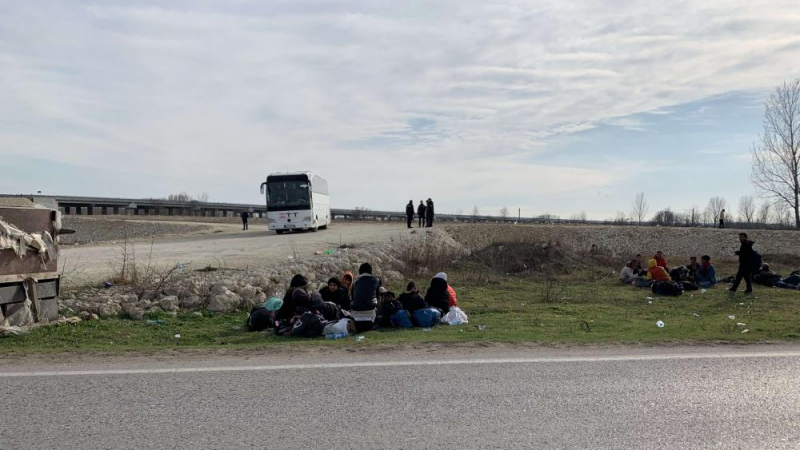 Готвят се за щурм: Бежанци се скупчват край Одрин, челните им групи са на 5 км от нашата граница СНИМКИ
