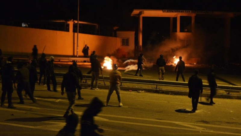 На Лесбос е страшно! Подпалиха празен мигрантски център, блокирани са бежанци в лодката им