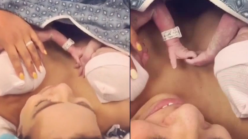 Трогателно ВИДЕО на близначки след раждането им покори света 