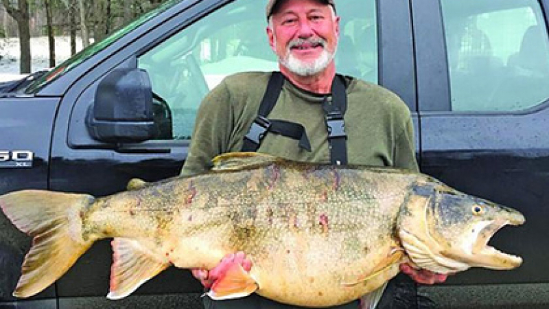 Рибар извади истинско чудовище от езеро СНИМКИ 