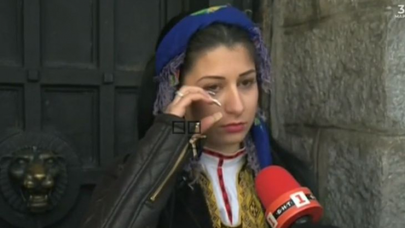 Красавица в носия плаче на Шипка, боли я за българите и осакатяването на историческата памет СНИМКА