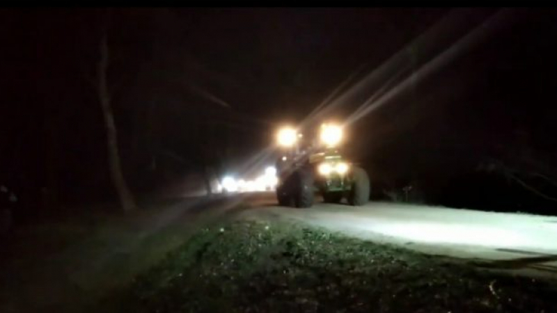В Гърция е страшно, фермери извадиха трактори срещу бежанците, чуват се изстрели ВИДЕО