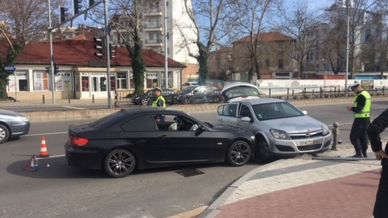 Адски инцидент с черно БМВ и бебе в Пловдив ВИДЕО