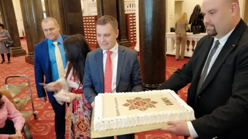Черпят журналистите в парламента с уникална торта СНИМКИ