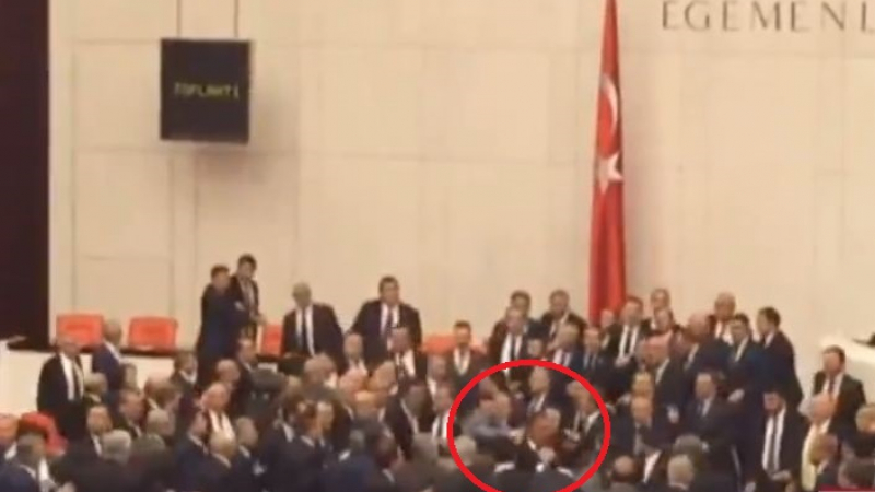 Як кютек в парламента на Турция заради Ердоган, раздават се здрави юмруци ВИДЕО