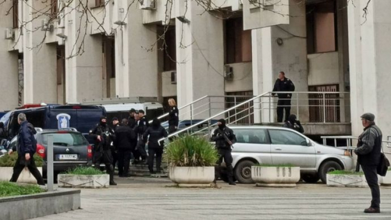 Тежковъоръжени командоси блокираха съда в Бургас СНИМКИ